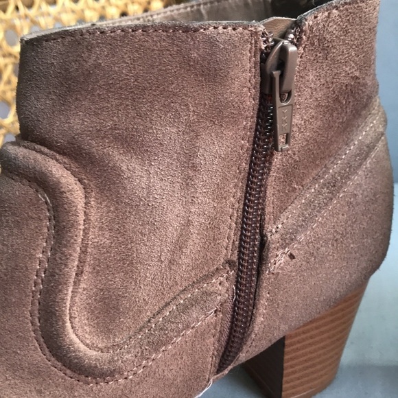 Mossimo supply Co. Gray suede, chunky heel, zip up, ankle booties size 8.5 - Picture 11 of 12